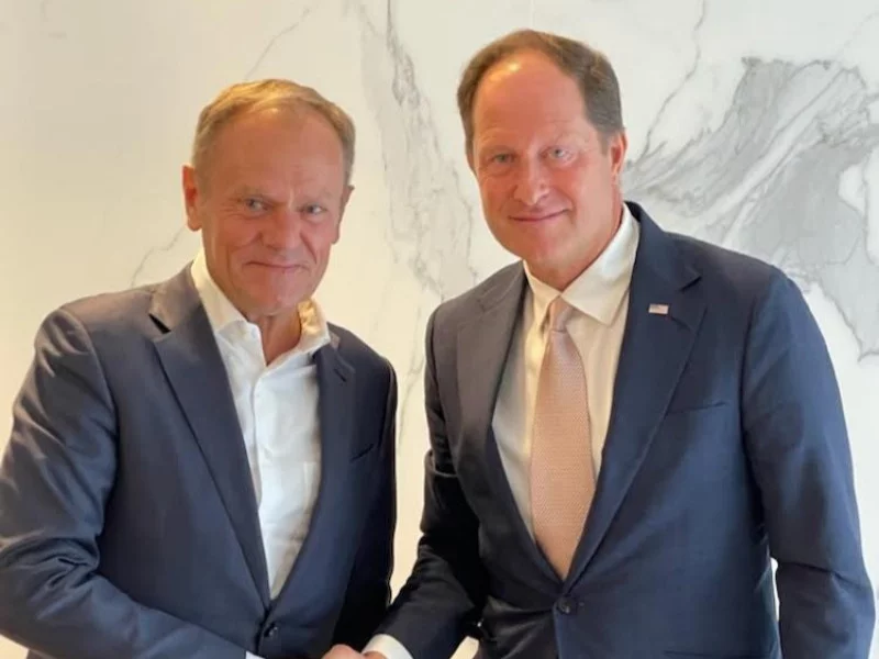 Lider PO Donald Tusk i ambasador USA w Polsce Mark Brzeziński po spotkaniu 5 lipca 2022 r.