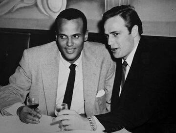 Marlon Brando i Harry Belafonte w „Sing Your Song”