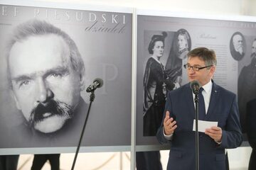 Marszałek Marek Kuchciński podczas otwarcia wystawy