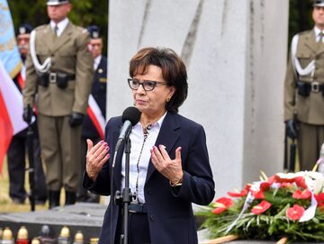 Marszałek Sejmu Elżbieta Witek podczas uroczystości przed stołecznym Pomnikiem Ofiar Ludobójstwa na Wołyniu