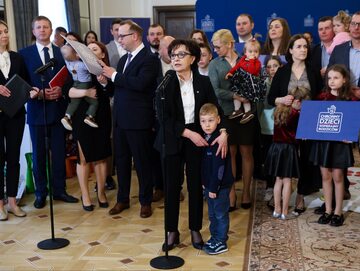 Marszałek Sejmu RP Elżbieta Witek (C) na spotkaniu inicjującym komitet obywatelski w ramach akcji Chrońmy dzieci, wspierajmy rodziców