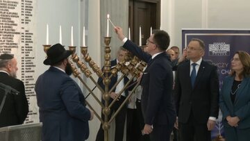 Marszałek Sejmu Szymon Hołownia zapalił środkową świecę na Chanukiji