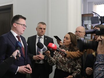 Marszałek Szymon Hołownia podczas rozmowy z dziennikarzami w Sejmie