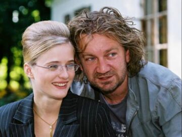 Marta Chodorowska jako Klaudia i Paweł Królikowski jako Kusy na planie serialu „Ranczo”