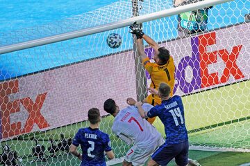 Martin Dubravka strzelający gola samobójczego w meczu z Hiszpanią
