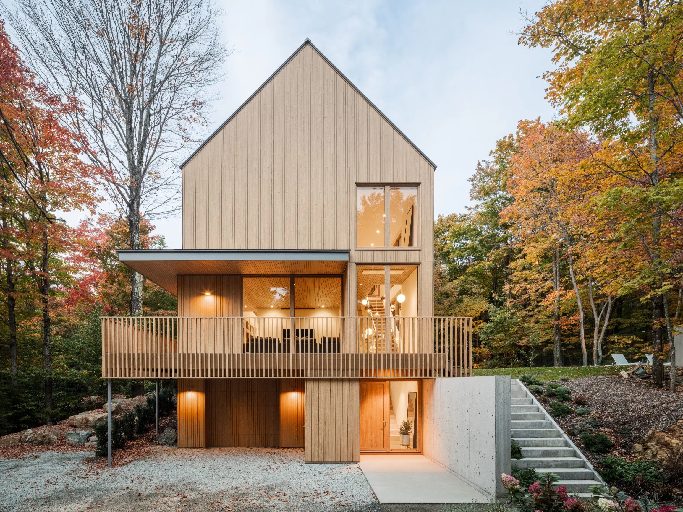 Drewniany dom w górach, projekt Thellend Fortin Architectes