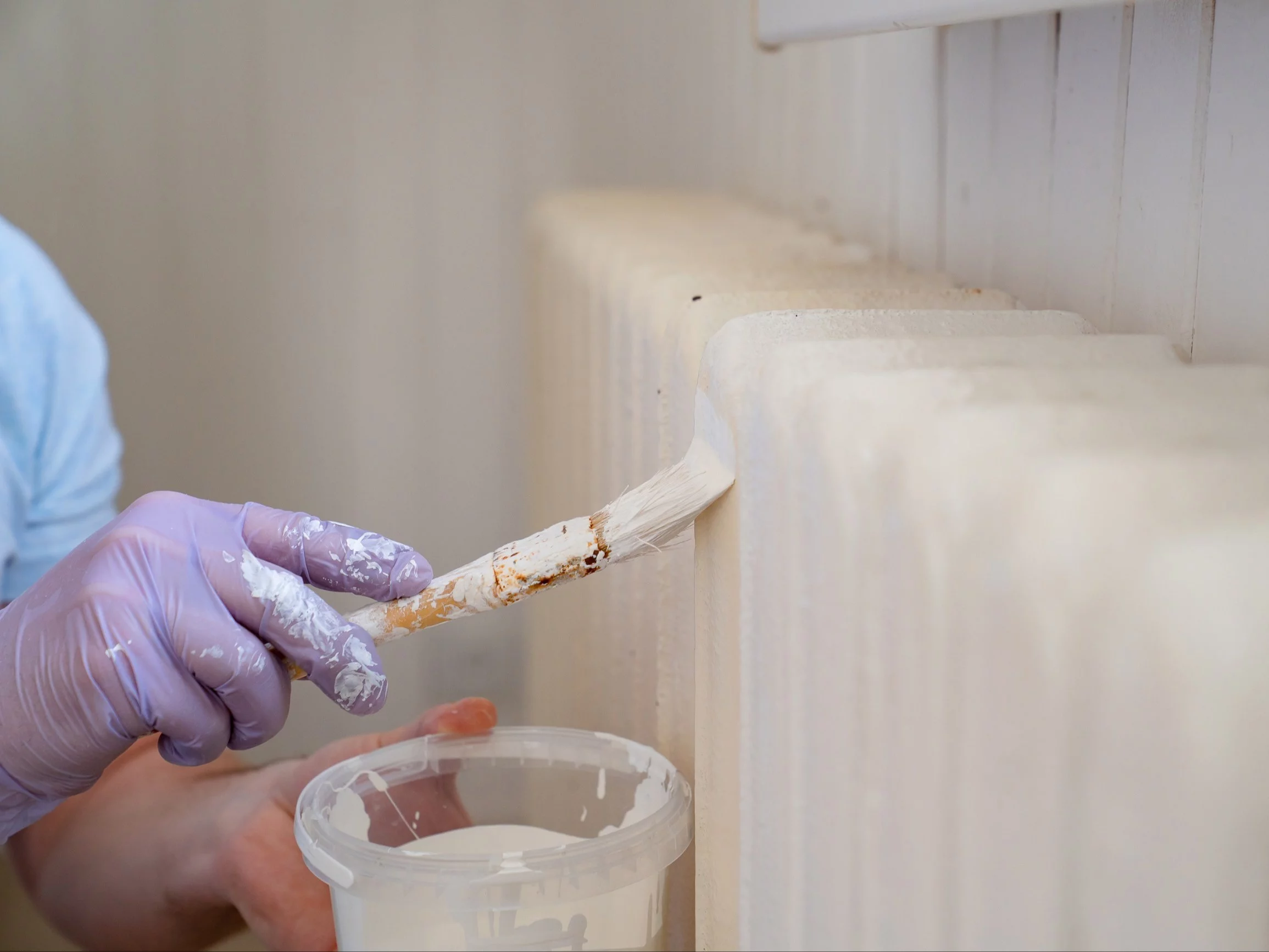 Renowacja kaloryfera może zmienić charakter całego pomieszczenia – wystarczy odrobina pracy i dobrze dobrany kolor