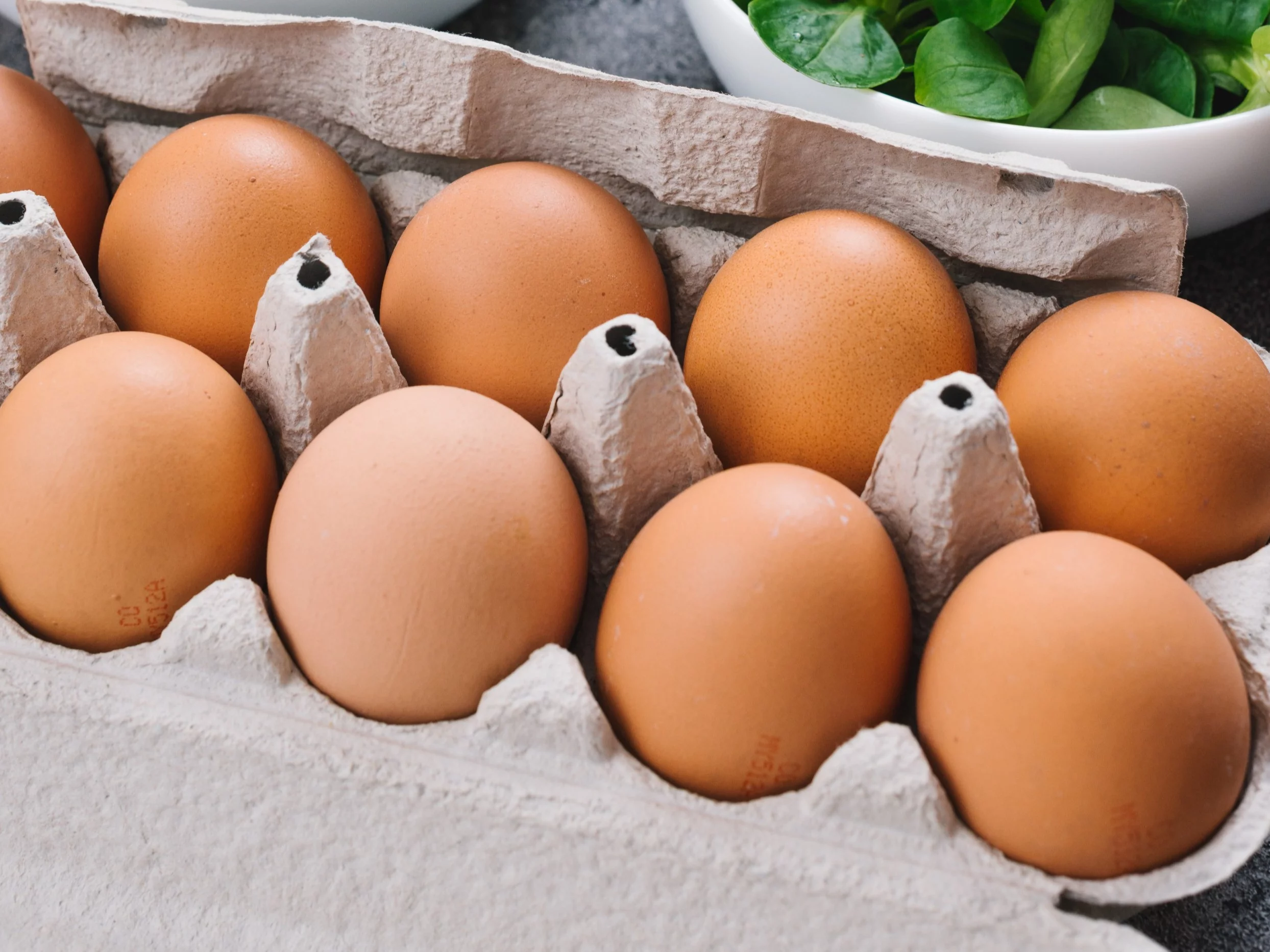 Masz te jajka w lodówce? GIS apeluje: nie jedz ich, bo możesz sobie zaszkodzić