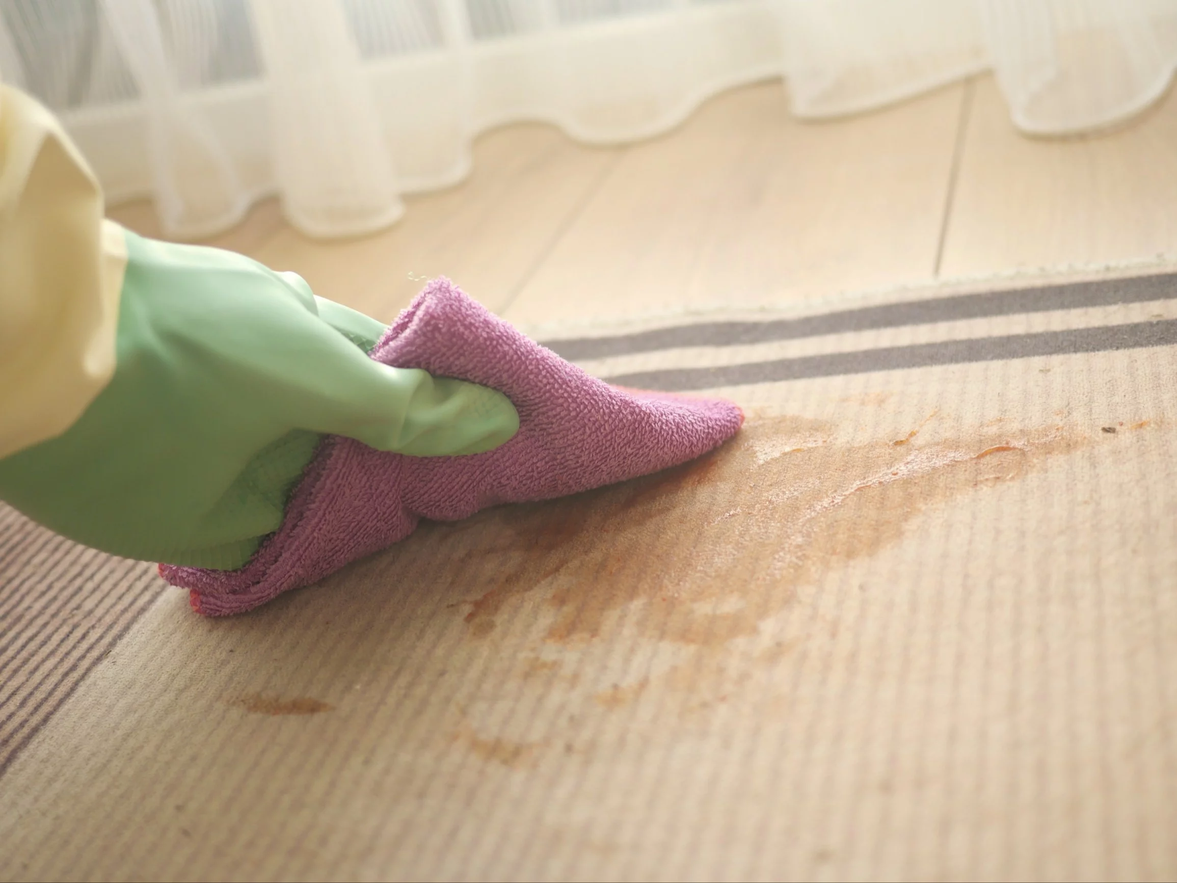 Szampon do włosów usuwa tłuszcz nie tylko z kosmyków — działa także na plamy na dywanach, kafelkach i stali nierdzewnej