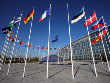 Maszt, na który zostanie podniesiona flaga Finlandii z okazji dołączenia do NATO
