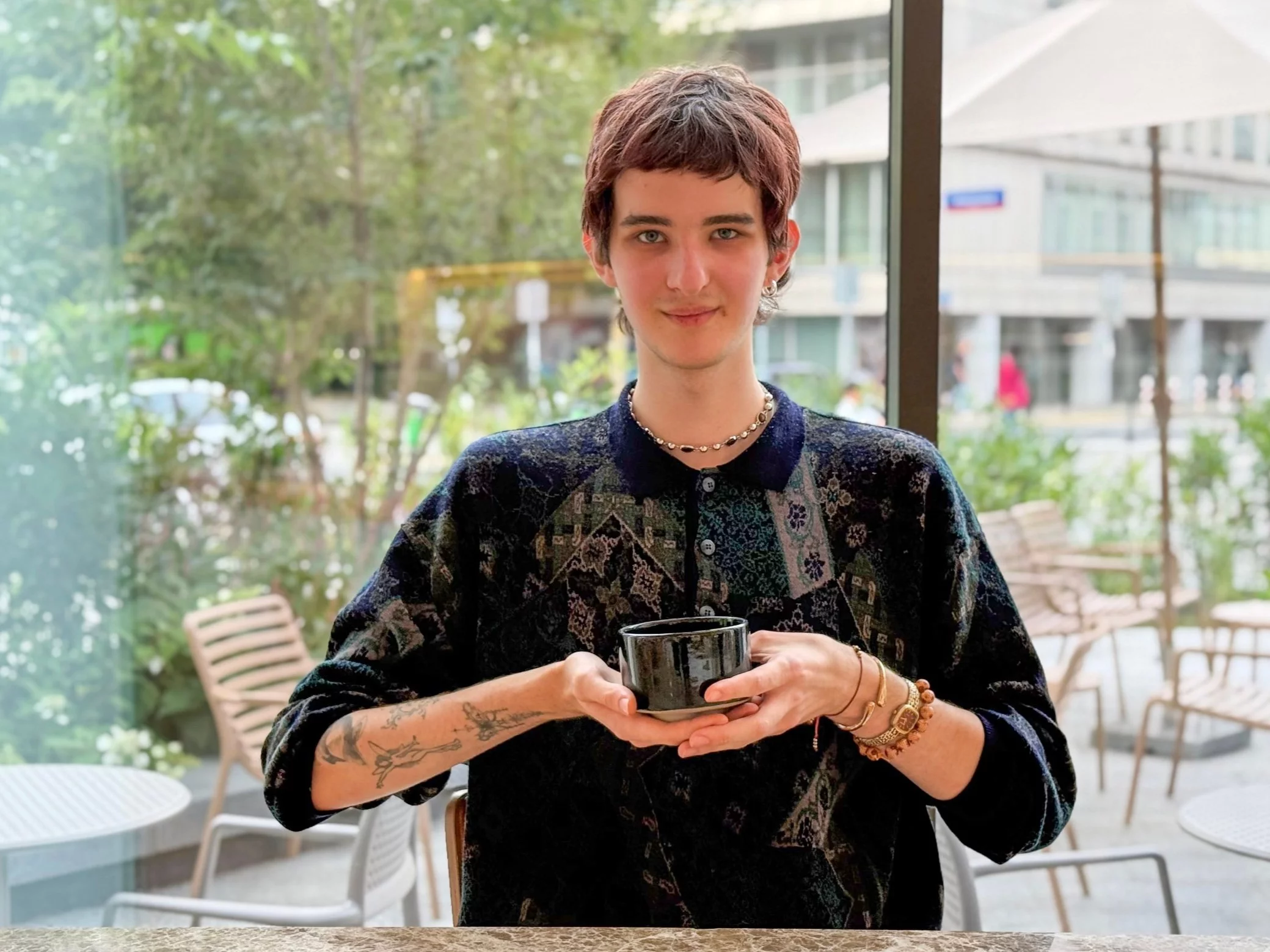 Adam Grefkowicz studiuje kulturę Japonii, na co dzień pracuje jako barista w Coffeedesk. Szkoli z przygotowywania matchy i pomaga tworzyć menu do kawiarni. Uwielbia dzielić się pasją do herbaty i kultury japońskiej, medytować, tworzyć ceramikę