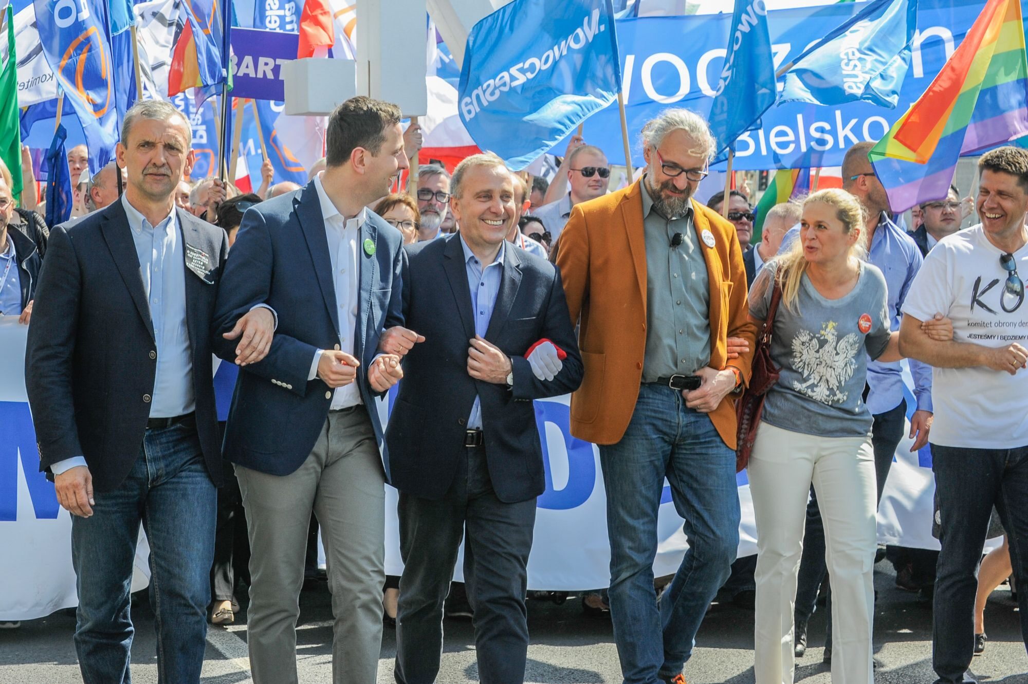 Mateusz Kijowski i liderzy opozycji podczas marszu 7 maja