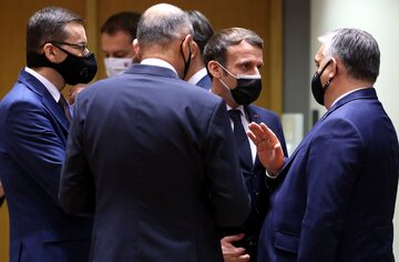 Mateusz Morawiecki, Emmanuel Macron i Viktor Orban podczas szczytu w Brukseli