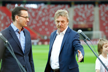 Mateusz Morawiecki i Zbigniew Boniek (podczas innej wspólnej konferencji)