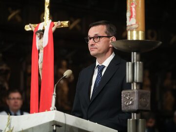 Mateusz Morawiecki podczas mszy w intencji ofiar katastrofy smoleńskiej w bazylice archikatedralnej św. Jana Chrzciciela w Warszawie
