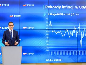 Mateusz Morawiecki prezentujący tarczę antyinflacyjną