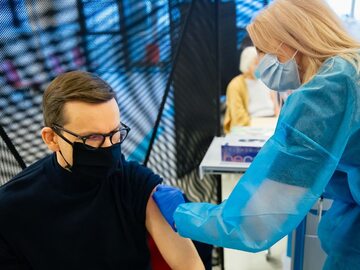 Mateusz Morawiecki przyjmuje 3. dawkę szczepionki przeciwko koronawirusowi