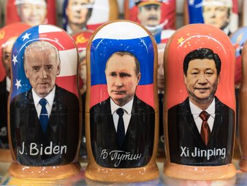 Matrioszki z podobiznami Bidena, Putina i Jinpinga