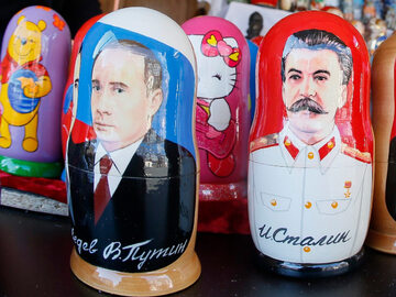 Matrioszki z wizerunkami Władimira Putina i Józefa Stalina