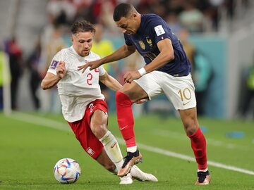 Matty Cash i Kylian Mbappe