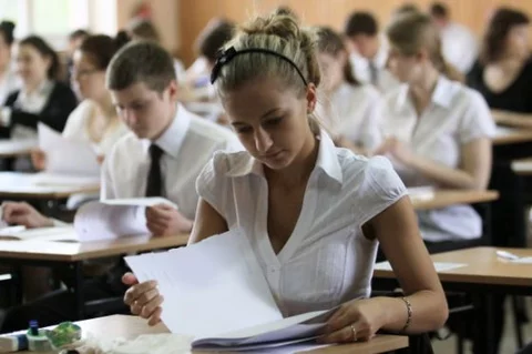 Na egzaminie z języka polskiego na poziomie podstawowym maturzyści zmierzyli się z "Lalką" Prusa, "Ludźmi bezdomnymi" Żeromskiego i "Dziadami" Mickiewicza (fot. PAP/Lech Muszyński)