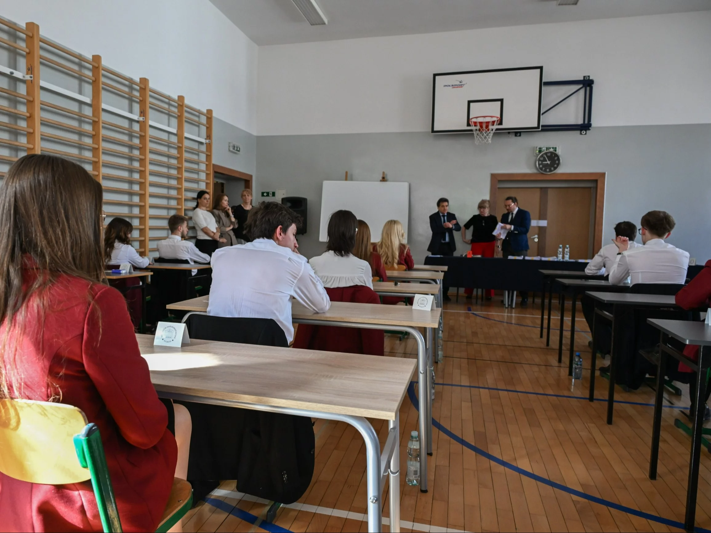 Maturzyści na rozdrożu, gromy na system edukacji. „Szkoła nie przygotowuje do niczego”