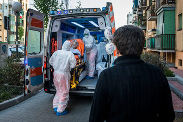Mediolan. Ratownicy transportują do szpitala chorą osobę