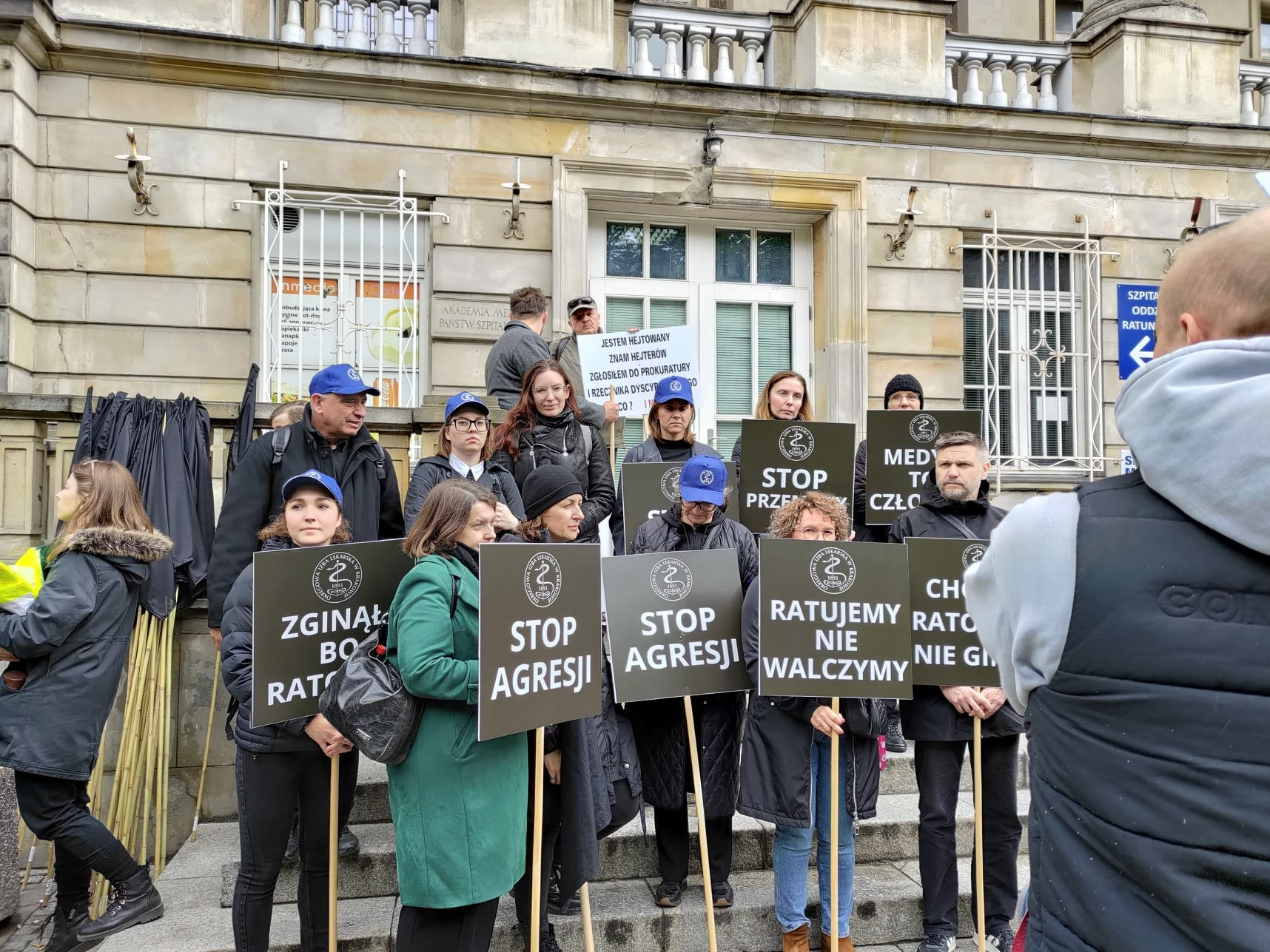Marsz milczenia medyków ruszył sprzed szpitala przy ul. Lindleya