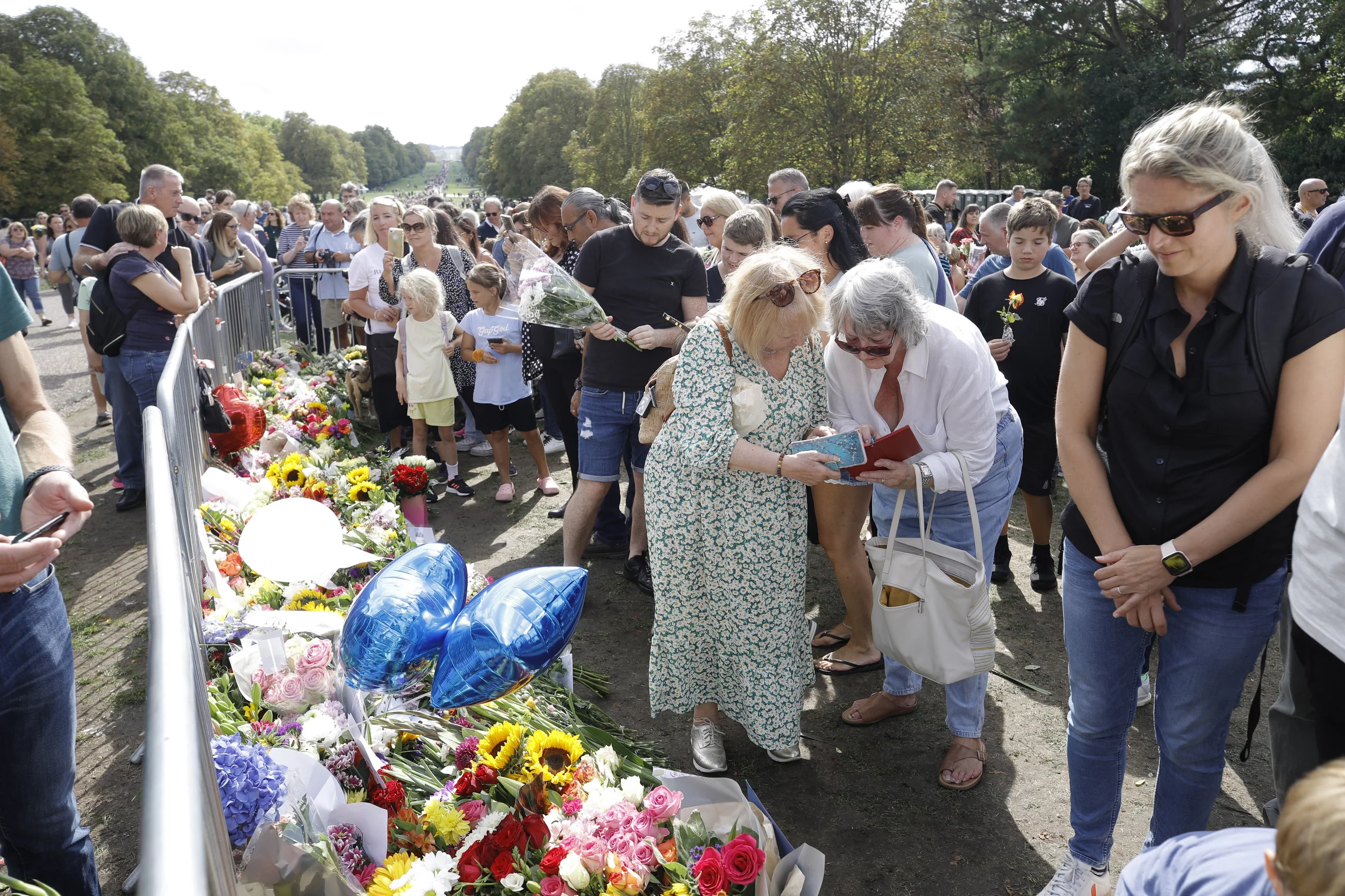 Tłumy oddające hołd królowej Elżbiecie II, zdjęcie ilustracyjne