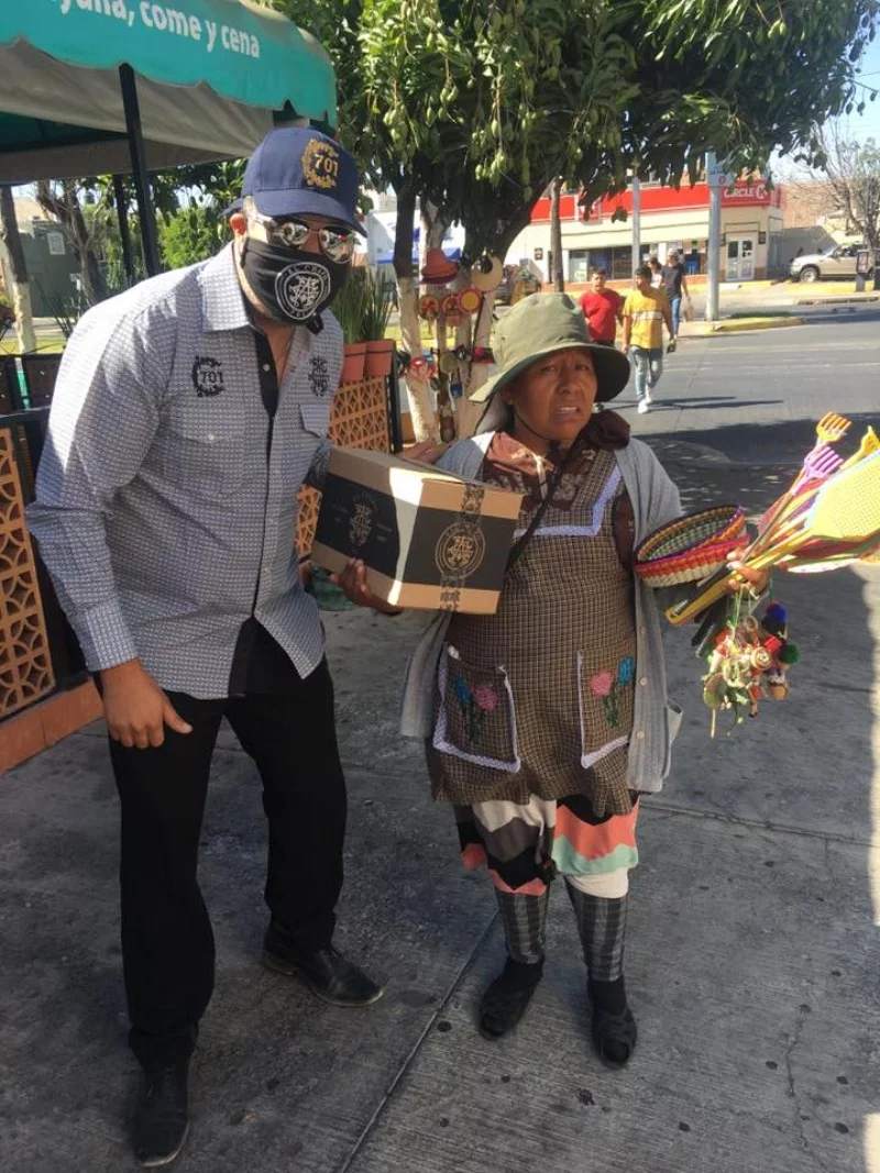 Osoba obdarowana przez współpracowników Alejandriny