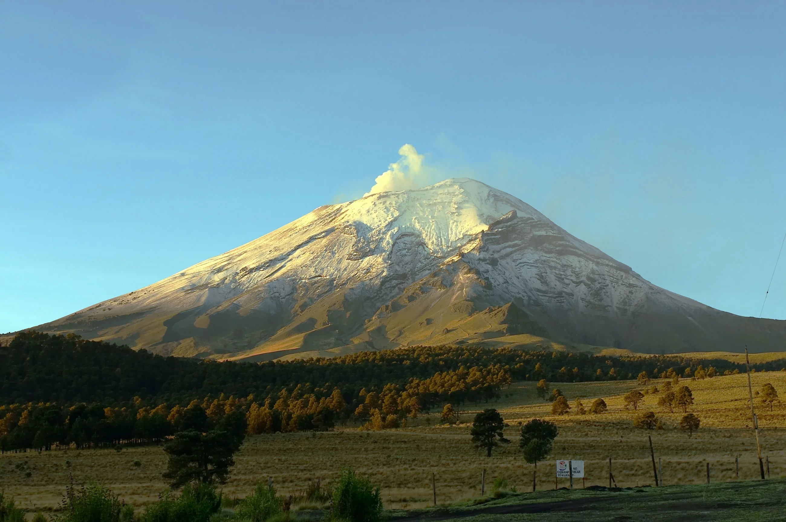 Północna strona Popocatépetl widziana z Paso de Cortés