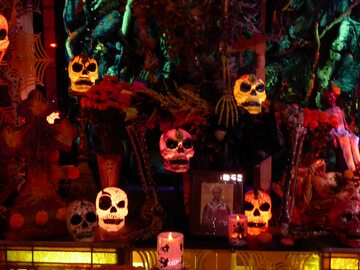 Meksyk. Ołtarz przygotowany na Święto Zmarłych