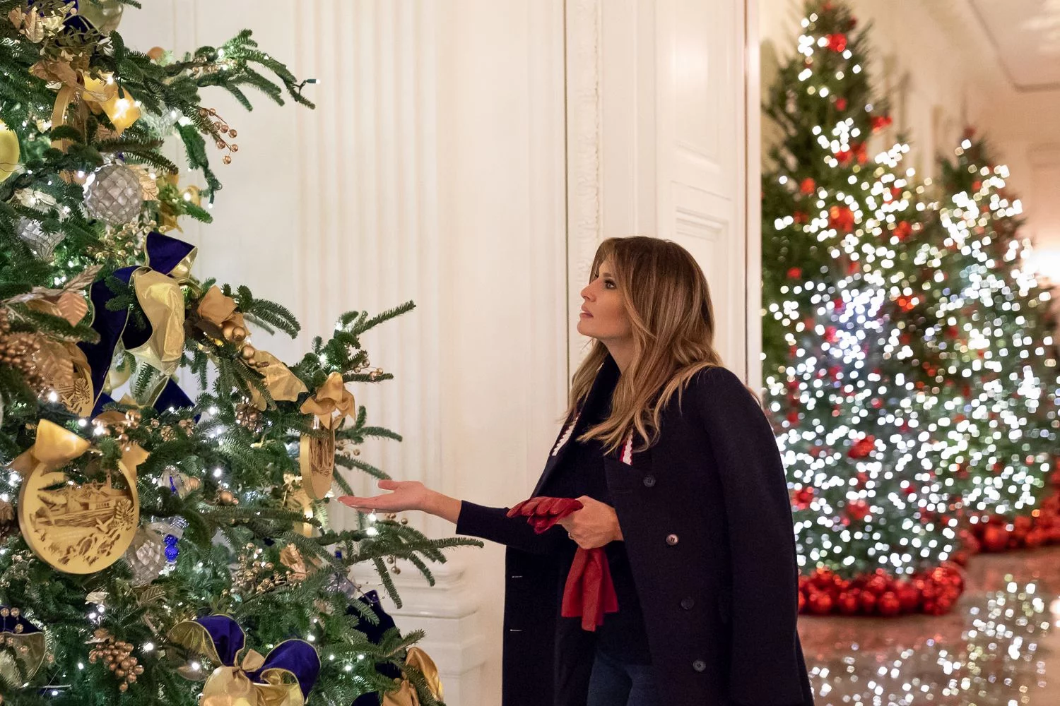 Melania Trump wśród świątecznych dekoracji w Białym Domu
