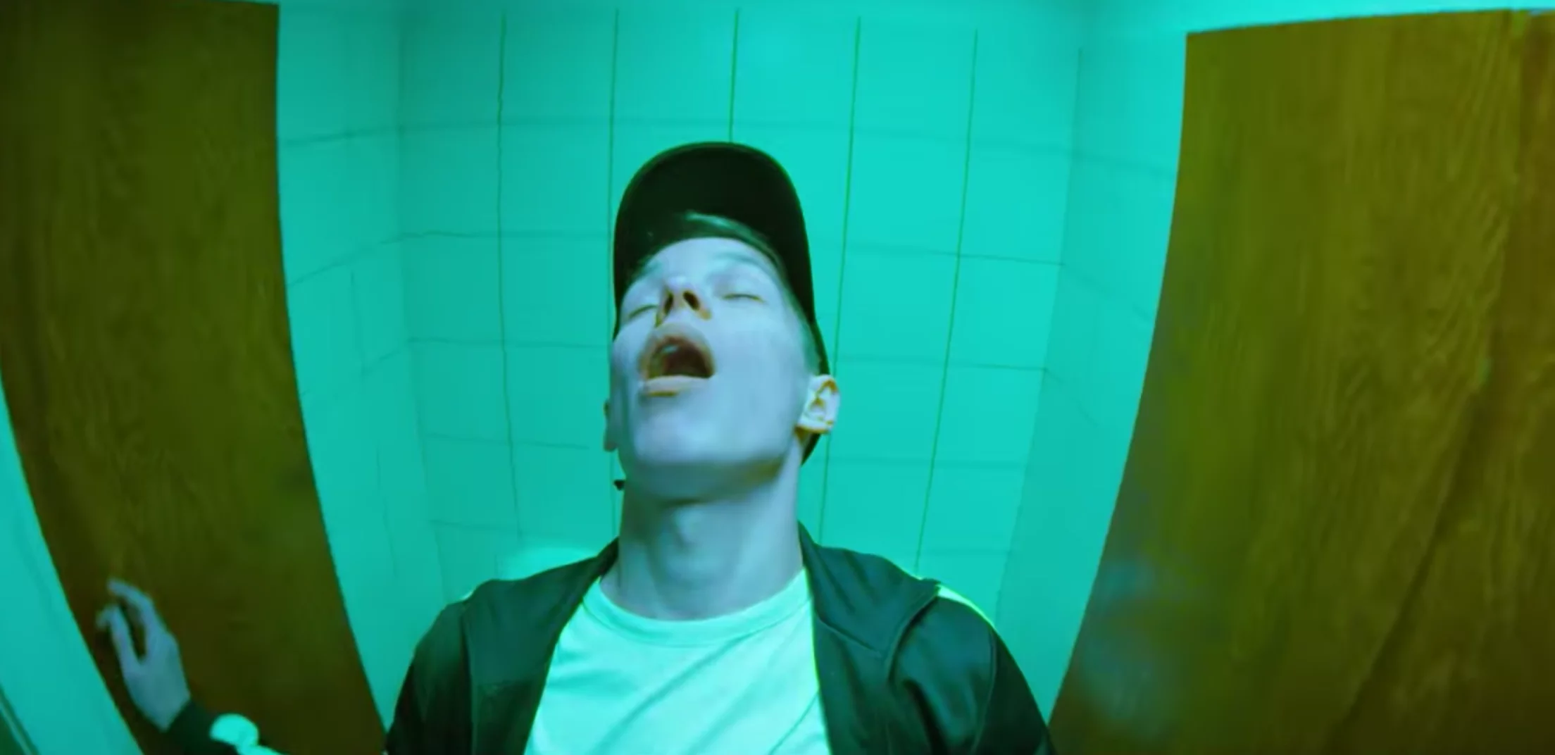 Screen ze spotu w ramach kampanii „Melanż. Oczekiwania vs. rzeczywistość”