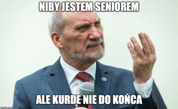 Memy z Antonim Macierewiczem