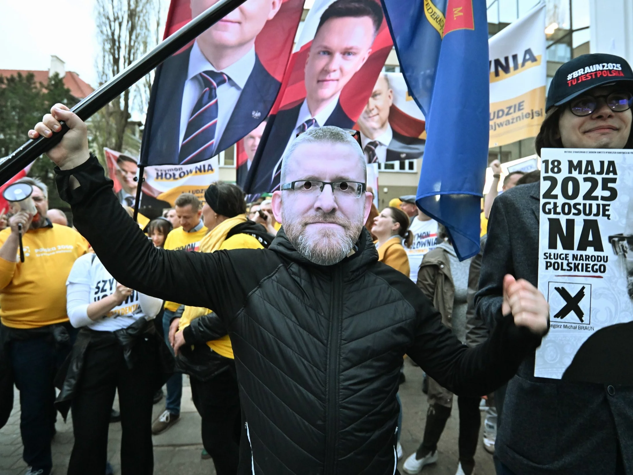 Zwolennicy kandydatów przed siedzibą Telewizji Republika