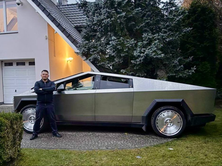 Mentzen pozuje przy samochodzie. Posłanka Żukowska skrytykowała estetykę