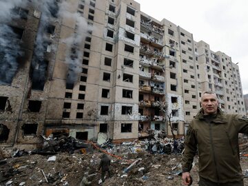 Mer Kijowa Witalij Kliczko przed zniszczonym budynkiem w ostatnim rosyjskim ataku