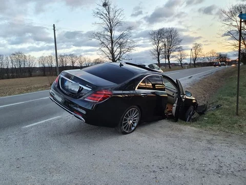 Mercedes w rowie