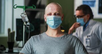 Mężczyzna chorujący na nowotwór – zdjęcie ilustracyjne