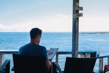 Mężczyzna czytający książkę, zdjęcie ilustracyjne