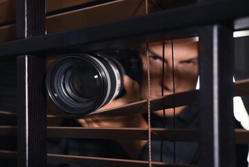 Mężczyzna fotografujący z ukrycia, zdjęcie ilustracyjne