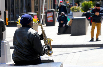 Mężczyzna gra na saksofonie na Times Square w dobie pandemii COVID-19 (22 kwietnia)