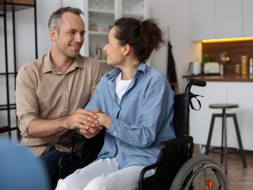 Mężczyzna i kobieta na wózku inwalidzkim