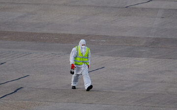 Mężczyzna odkażający tereny lotniska podczas epidemii koronawirusa