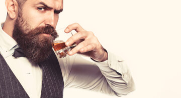 Mężczyzna pijący whisky