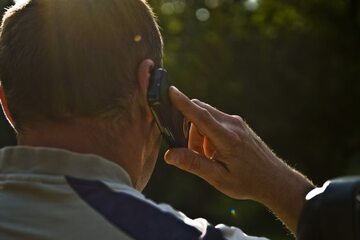 Mężczyzna rozmawiający przez telefon