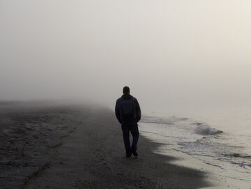 Mężczyzna spacerujący po plaży