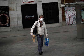 Mężczyzna w masce na ulicy Madrytu