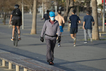 Mężczyzna w maseczce na ulicach Barcelony